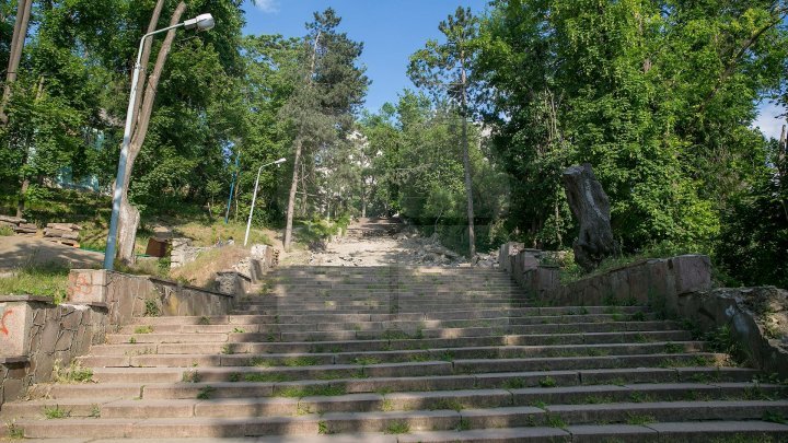 Ремонт гранитной лестницы в парке Валя Морилор затягивается