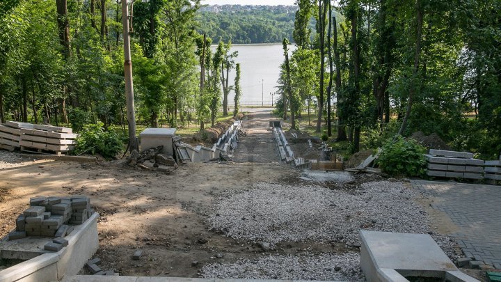 Ремонт гранитной лестницы в парке Валя Морилор затягивается