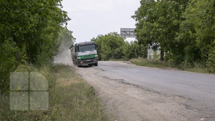 Жители Новоаненского района требуют отремонтировать дорогу, разрушенную фурами