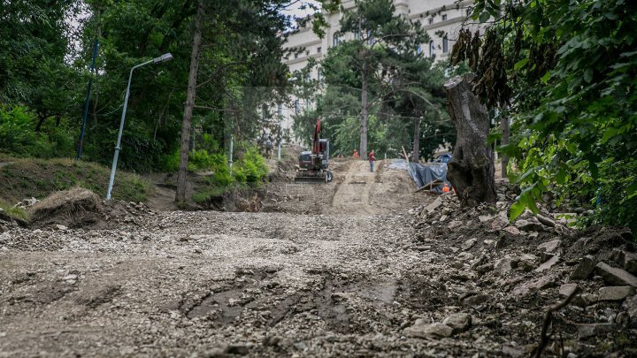 Ремонт гранитной лестницы в парке Валя Морилор затягивается