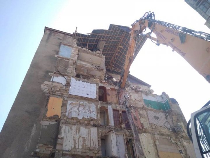 Спасатели вынесли газовые баллоны из рухнувшего дома в Атаках, предотвратив взрыв