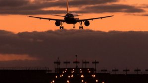 В Риме из взлетевшего самолета полетели детали