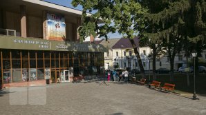 Волонтеры обустроили сквер у театра имени Чехова