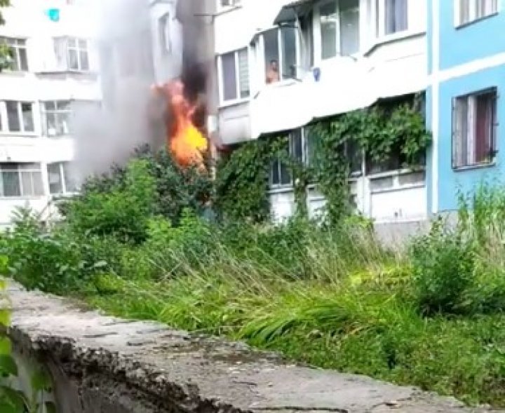 Пожар на столичной улице Гренобля: загорелась квартира в многоэтажке