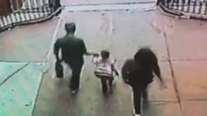 В Нью-Йорке мужчина бросился под поезд метро с дочкой, которая чудом спаслась