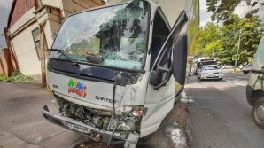 Авария в центре столицы: Грузовик с молоком врезался в столб (фото/видео)