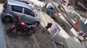 В шаге от трагедии: в Непале грузовик едва не сбил женщину