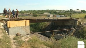 В шаге от трагедии: Восстановление аварийного моста в Пухое приостановлено