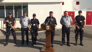 Глава погранслужбы Росиян Василой вышел к прессе в окружении автоматчиков