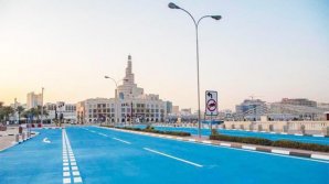 В столице Катара дорогу перекрасили в голубой, чтобы спастись от жары