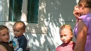 Группа спортсменов привезла подарки семье Манкаш, которая осталась без жилья после пожара