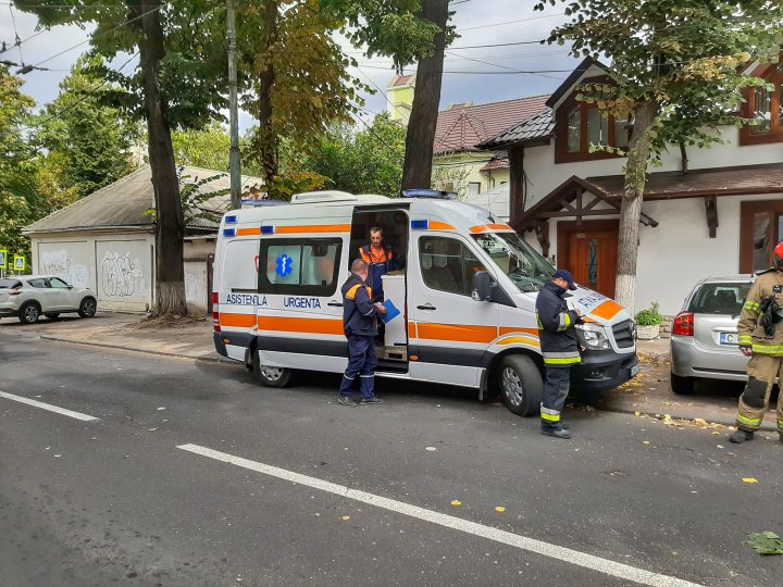 Авария в центре столицы: Грузовик с молоком врезался в столб (фото/видео)