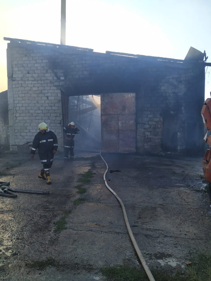 В Кожушне вспыхнул пожар на заброшенной ферме (фото)