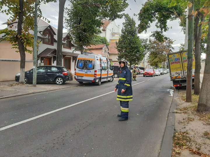 Авария в центре столицы: Грузовик с молоком врезался в столб (фото/видео)