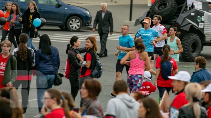 В столице проходит пятый Международный Кишиневский марафон (ФОТОРЕПОРТАЖ)