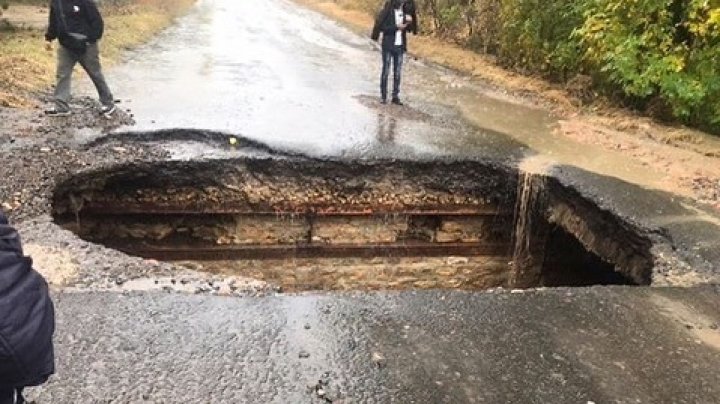 В Одесской области из-за сильного дождя обрушилась часть дороги (ФОТО, ВИДЕО)