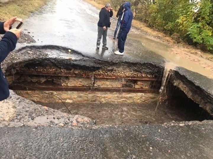 В Одесской области из-за сильного дождя обрушилась часть дороги (ФОТО, ВИДЕО)