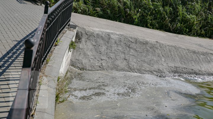 В озере парка Валя Морилор установили аппараты для очистки воды (фоторепортаж)