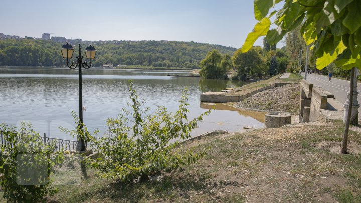 В озере парка Валя Морилор установили аппараты для очистки воды (фоторепортаж)