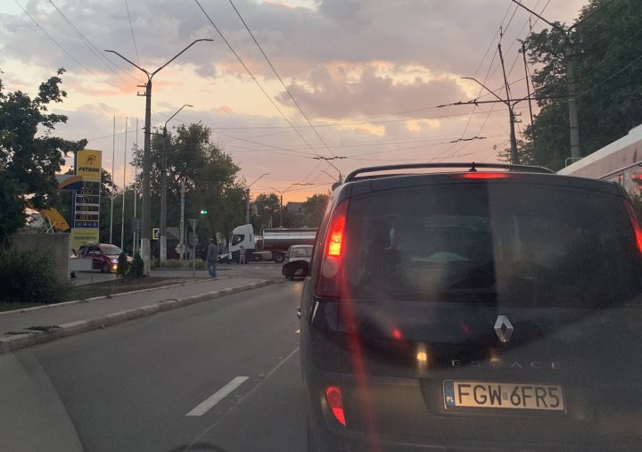 Авария в Бельцах: автоцистерна столкнулась с легковушкой (ФОТО)