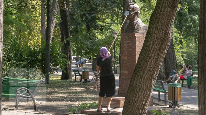 В Кишиневе на Аллее классиков на бюсты писателей надели маски