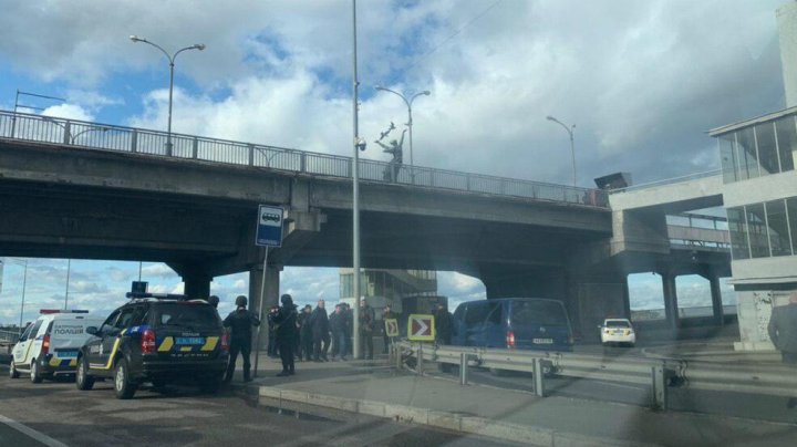 В Киеве мужчина угрожает взорвать мост (фото/видео)