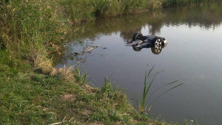 Автомобиль упал в озеро в Окницком районе: погибли двое