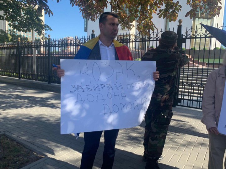 Протест у президентуры: пикетирующие недовольны очередным визитом Козака (фото/видео)