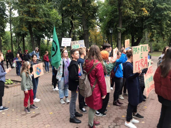 Протест в столичном парке: молодежь призывает власти улучшить экологическую ситуацию в стране (ФОТО)