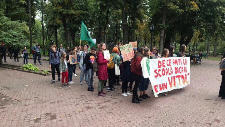 Протест в столичном парке: молодежь призывает власти улучшить экологическую ситуацию в стране (ФОТО)