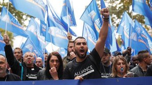 Массовый протест полицейских в Париже собрал более 20 тысяч участников (ВИДЕО)