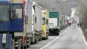 Простаивают на стоянке: Грузоперевозчики требуют разрешения на транзит через Россию, Украину и Польшу