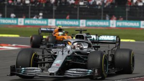 Британский пилот Льюис Хэмилтон близок к шестому чемпионскому титулу в гонках "Формула-1"