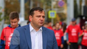 Суд обязал Андрея Нэстасе отказаться от использования предвыборных буклетов