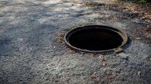 Смотрите под ноги: в Кишиневе с начала года украли 49 крышек от канализационных люков