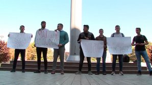 Протест перед правительством: от Майи Санду требуют озвучить позицию по поводу выступления Додона с трибуны ООН