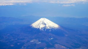 Трагическое восхождение на гору Фудзияму: турист погиб в прямом эфире (ВИДЕО)