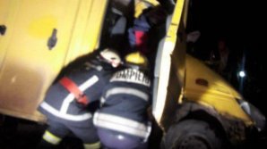 В Дрокиевском районе автомобиль съехал с трассы и врезался в дерево: есть пострадавшие