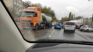 Цепная авария на Петриканах с участием двух легковушек и цементовоза (ВИДЕО)