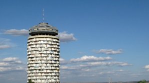 Разбитый подъезд и убогие условия для жизни: здание "Ромашка" глазами журналистов французского телеканала (ВИДЕО)