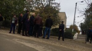 Скандал на избирательном участке в селе Купкуй: избирателям не разрешают голосовать (ВИДЕО)