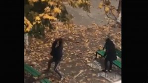 Двое молодых людей в неадекватном состоянии громили все на своем пути (ВИДЕО)