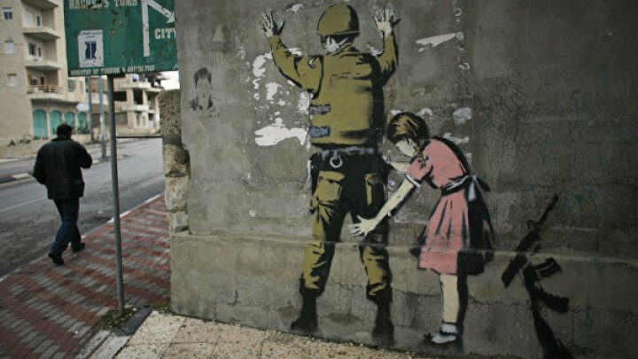 В сети впервые появилось фото художника Banksy