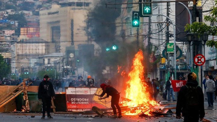 В Чили в ходе массовых протестов погибли по меньшей мере семь человек