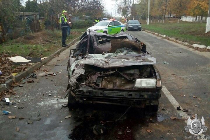 Серьезная авария в Рыбнице: автомобиль врезался в цементовоз и перевернулся (ФОТО)