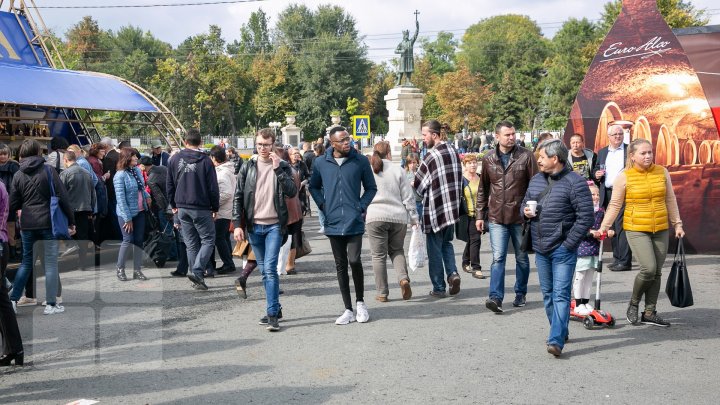 На площади Великого национального собрания вовсю отмечают День вина (ФОТО)