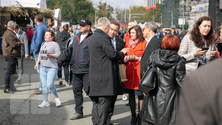 На площади Великого национального собрания вовсю отмечают День вина (ФОТО)