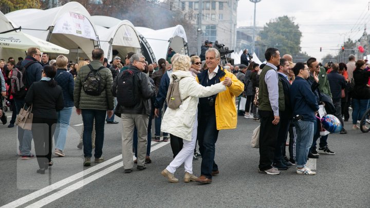 На площади Великого национального собрания вовсю отмечают День вина (ФОТО)