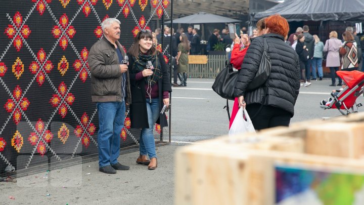 На площади Великого национального собрания вовсю отмечают День вина (ФОТО)