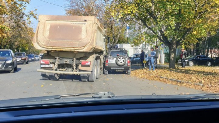 Авария на столичной улице Тестемицану: грузовик врезался во внедорожник